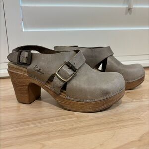 Women's Gray Leather Clogs